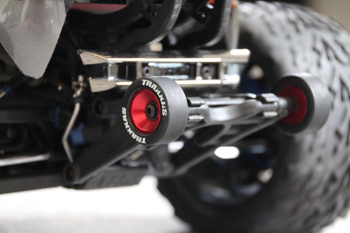 Off-Roader Traxxas E-revo Brushless - Justerbar Wheelie-Bar billede 8