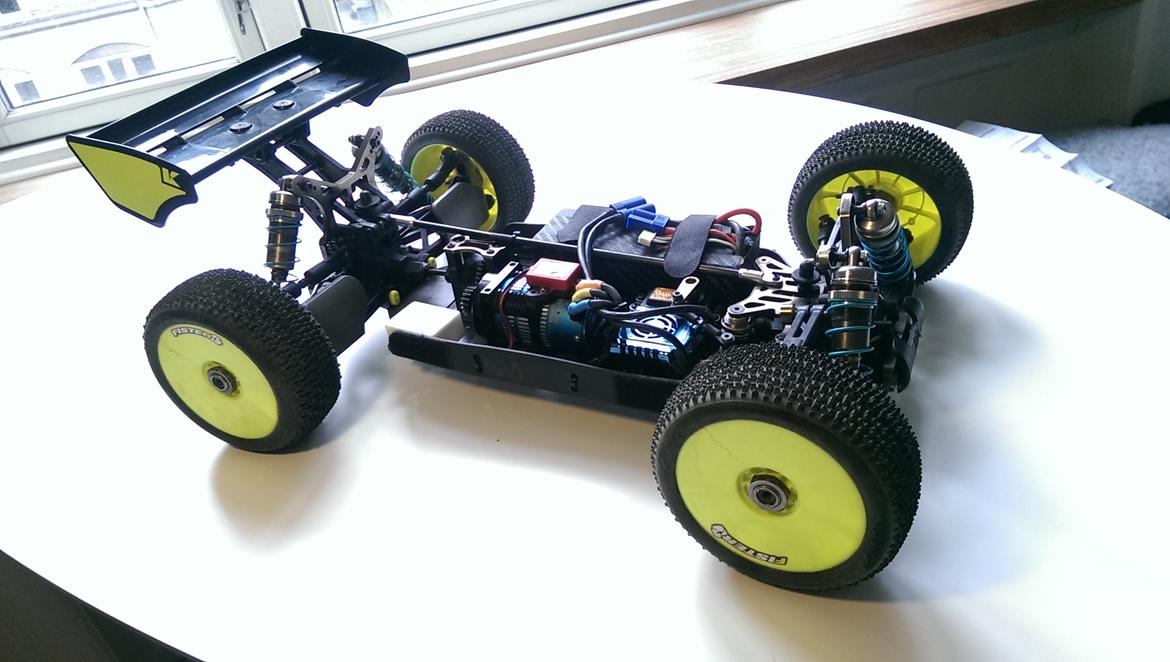 Buggy Kyosho 1:8 Brushless buggy billede 4