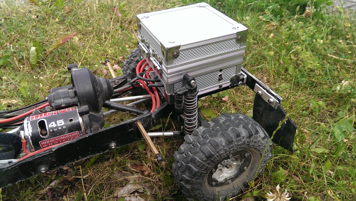 Off-Roader Axial SCX10 - Defender 90 [Ophugget] - Juli 2014: Nyt skab til elektronikken - en gaveæske til armbåndsur ;) billede 16