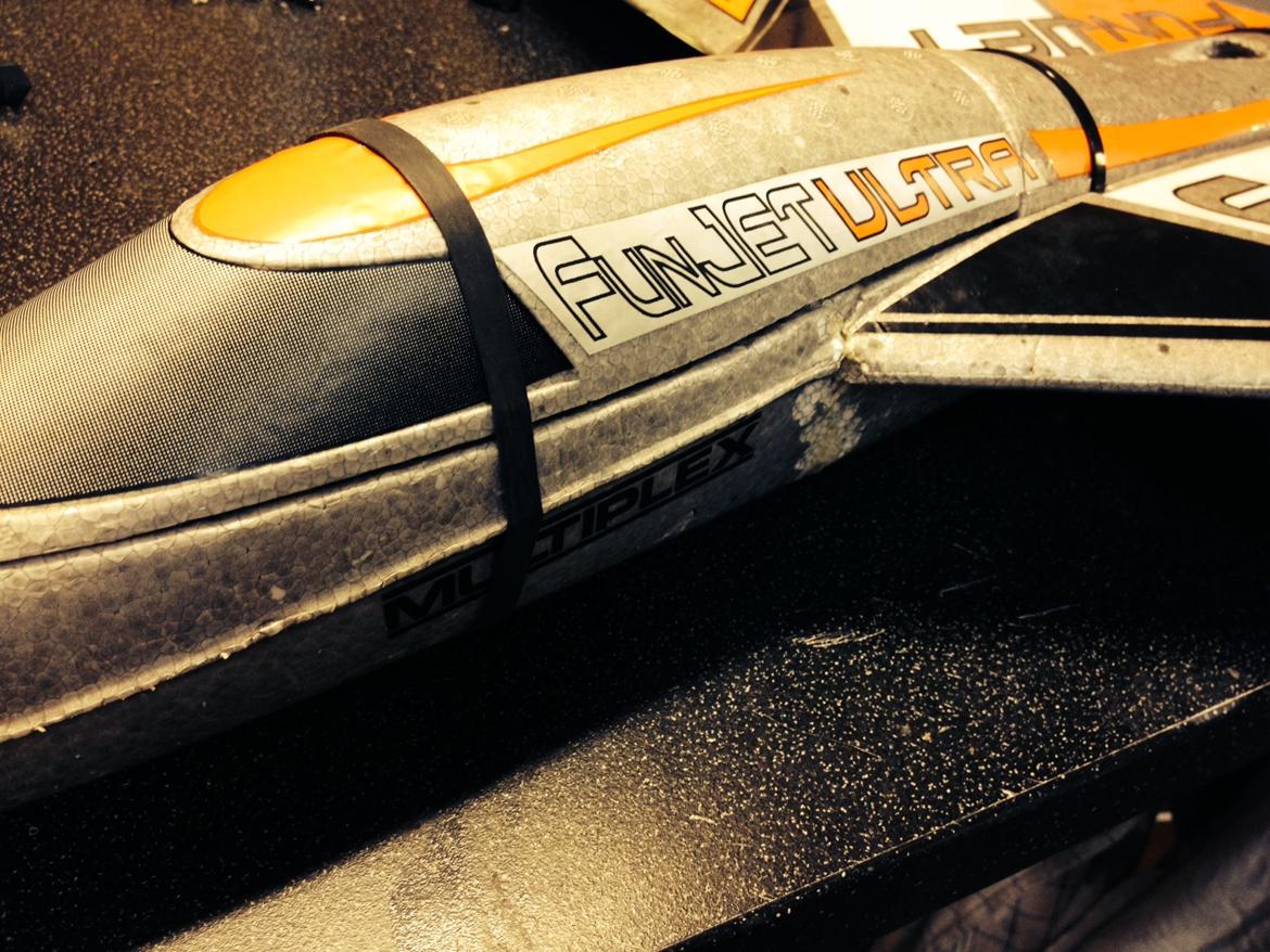 Fly Funjet Ultra 6 s Lipo R.I.P - hatten bliver også holdt godt på plads da der jo er fart på billede 16