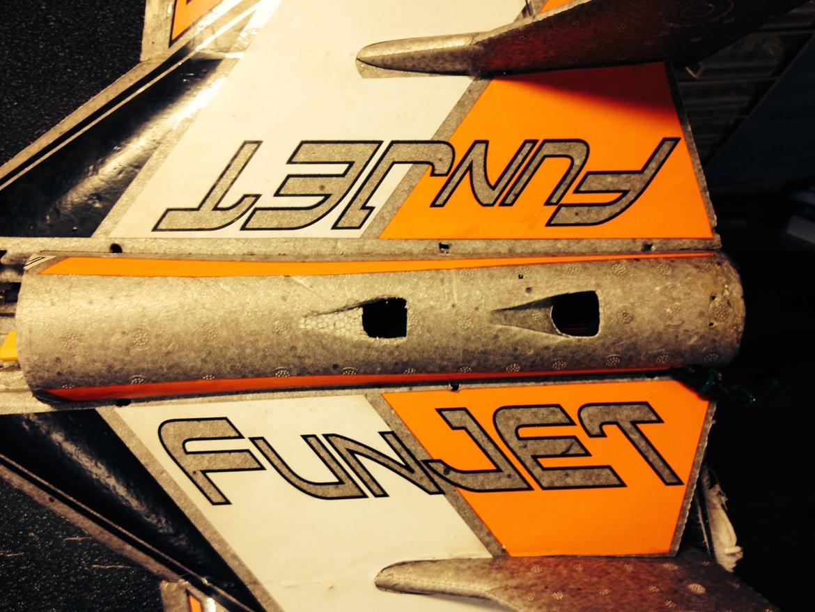 Fly Funjet Ultra 6 s Lipo R.I.P - Låget her bliver holdt sammen via el-strips (3 stk) så kam man nemt komme til hvis der skal laves noget billede 12