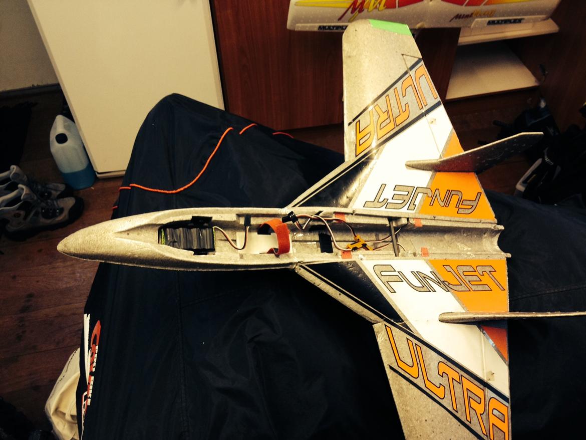 Fly Funjet Ultra 6 s Lipo R.I.P - Låget er pillet af pga. check af div ting billede 9