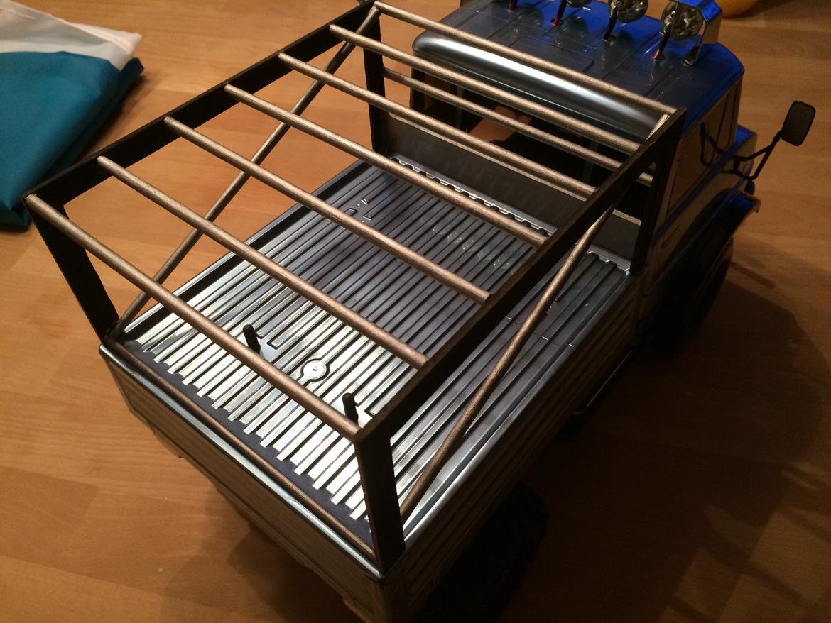 Bil Tamiya CC-01 Unimog - her illustreres stativet til presseningen. det er ikke fæstnet til karosseriet, da det kun bruges med det fastspændte stof, hvormed det hele sidder godt og solidt. billede 2