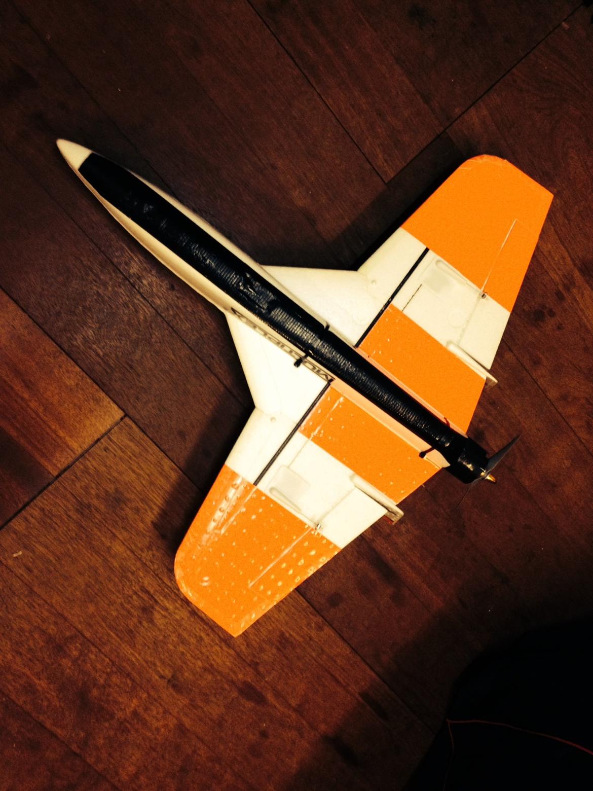 Fly FunJet Ultra 6S - Orange folie på bunden, så kan den ses, den hvide farve er alt for svær at se når der kommer fart på billede 6