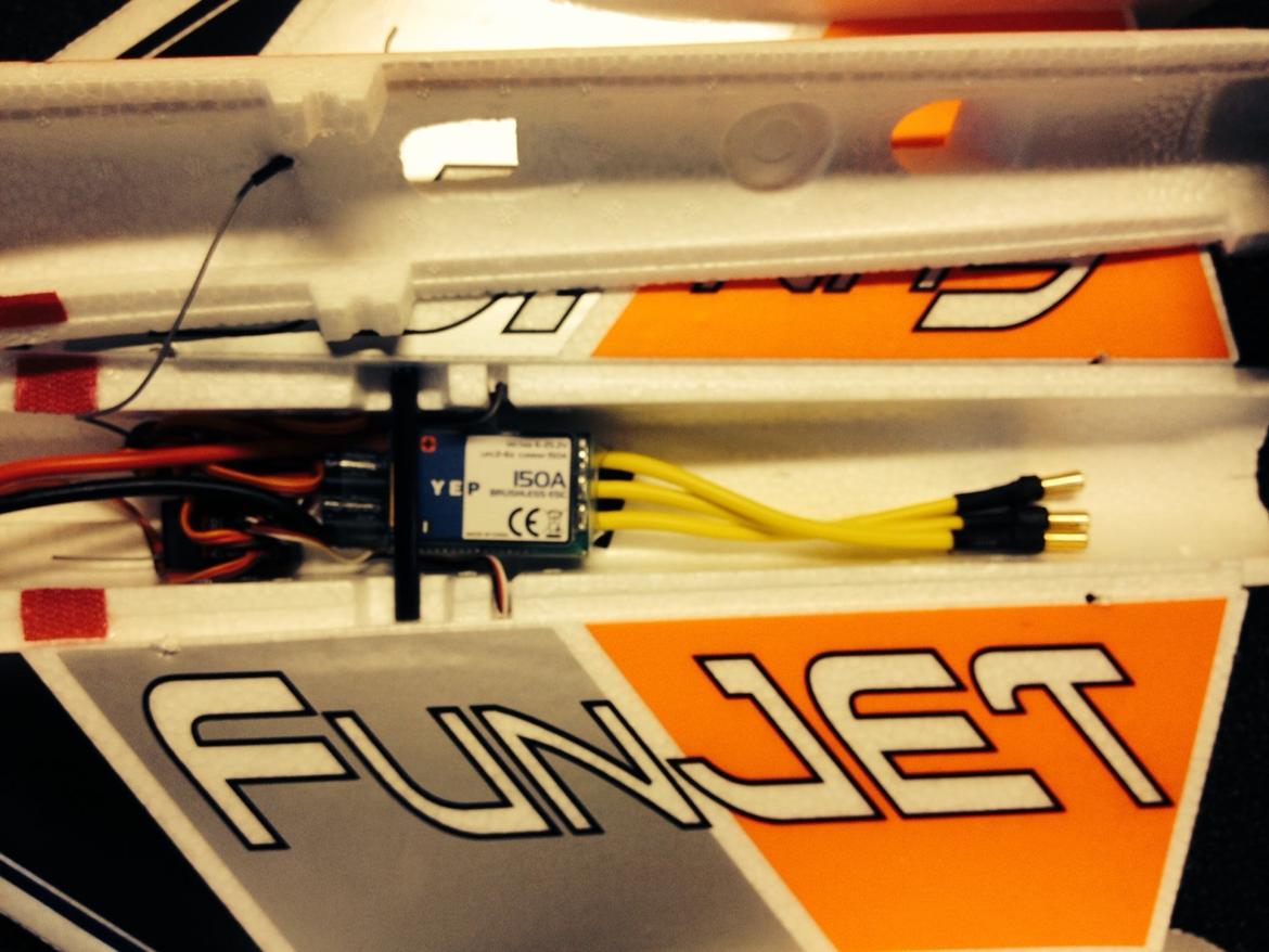 Fly FunJet Ultra 6S - RC udstyr, "hatten" bliver ikke limet på, holdt via EL-strips billede 11