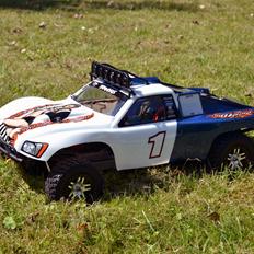 Off-Roader Traxxas Revo/Slayer.