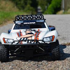 Off-Roader Traxxas Revo/Slayer.