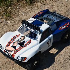 Off-Roader Traxxas Revo/Slayer.