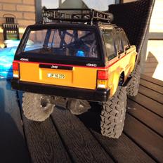 Off-Roader Axial SCX10 Deadbolt