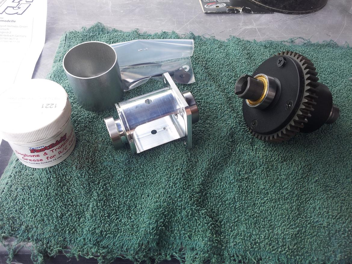 Bil FG stadium  - så skal indmaden fra standart plast diff flyttes over i det nye alu diff :) billede 26