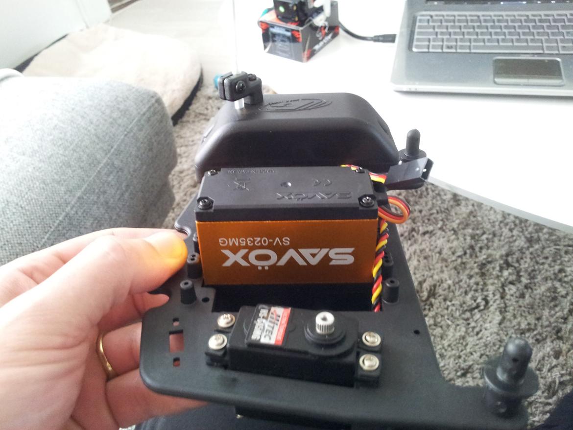 Bil FG stadium  - savox styreservo monteret :) selvfølgelig er gas/bremse servoen ikke kommet endnu :) (kom dagen efter men kunne heldigvis monteres uden at skille noget ad igen :) ) billede 37