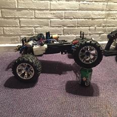 Off-Roader Traxxas revo 3.3 