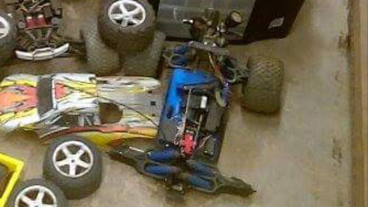 Truck traxxas s-maxx 2.5R - som bilerne så ud da jeg købte dem forleden. kunne ikke køre (mildt sagt) 😊 billede 2