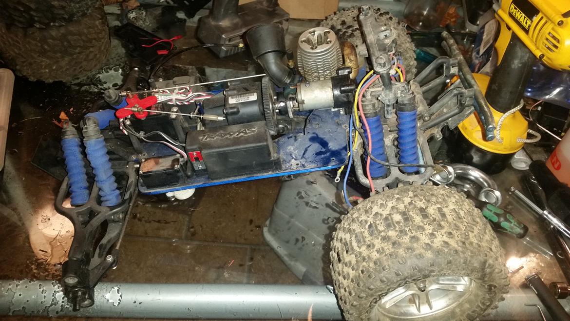 Truck traxxas s-maxx 2.5R - som bilerne så ud da jeg købte dem forleden. kunne ikke køre (mildt sagt) 😊 billede 3