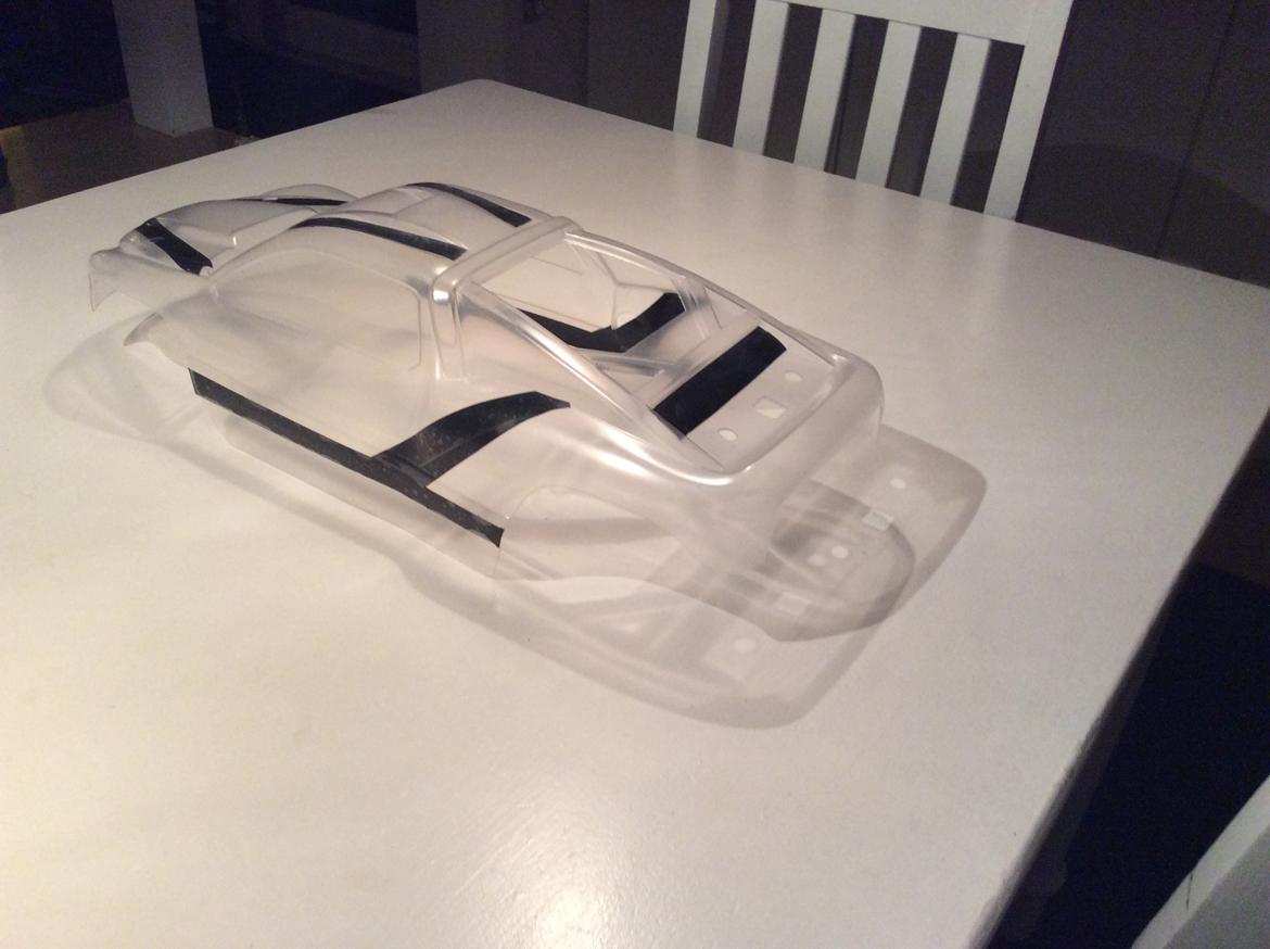 Off-Roader Traxxas revo 3.3 5309 - karossen blir racing green, med hvidt hvor der er tape, og alu tape ved vinduerne billede 19