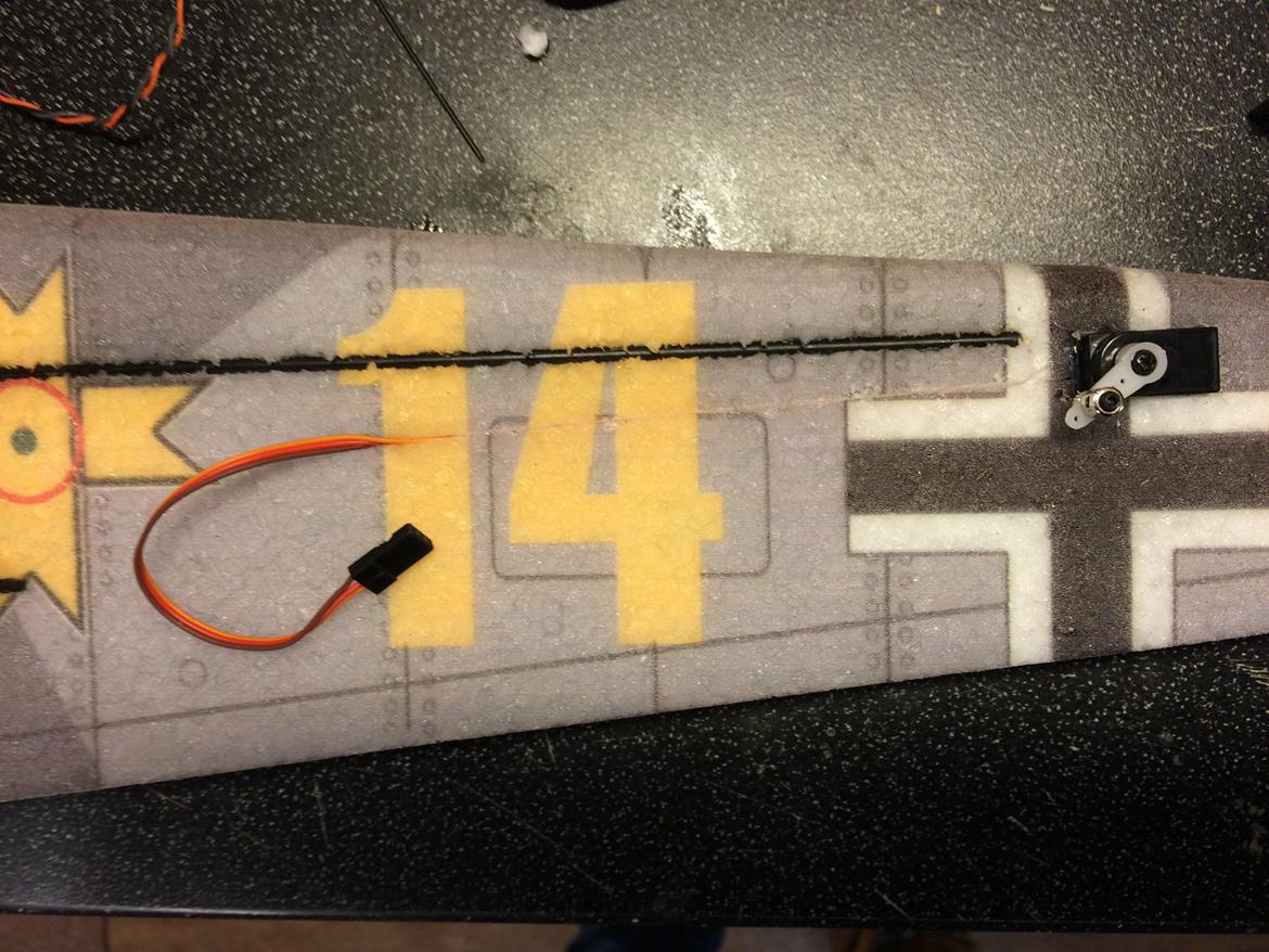 Fly Hobbyking ME109 Combat EPP - Lille rille til servo ledninger billede 7