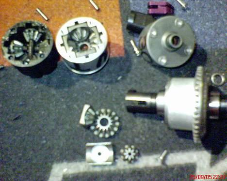 Bil TRF 415MS  - det diff helt til venstre, det sorte, er std savage spider diff. i midten kan man se det spiclle alu hus og til højre stål bagklappen læg mærke tandhjulene i differne de tandhjul der ligger nedderst i billedet er de nye ved siden af dem er et færdigt diff billede 11