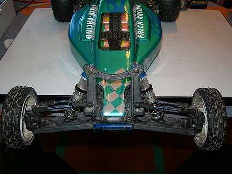 Buggy Associated B4 Stealth FT - Mere blå alu - og unobtanium shafts i støddæmperne :) billede 3