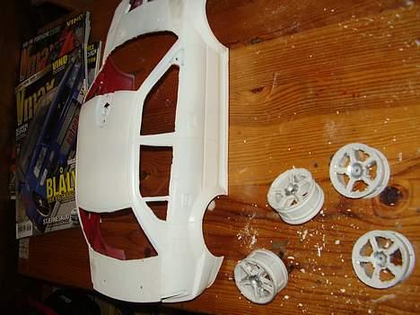Bil Mitsubishi Evo *Projekt* - har er jeg i gang med at spartle men fælgene er langt fra færdige billede 7