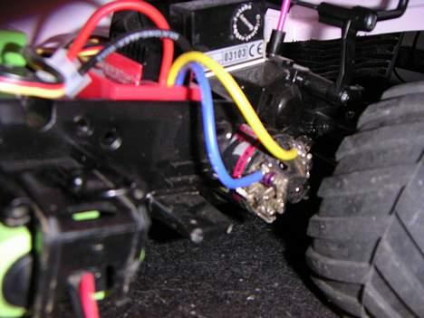 Off-Roader Tamiya Stadium Raider - et kig på motoren godt skjult bag hjullet billede 8