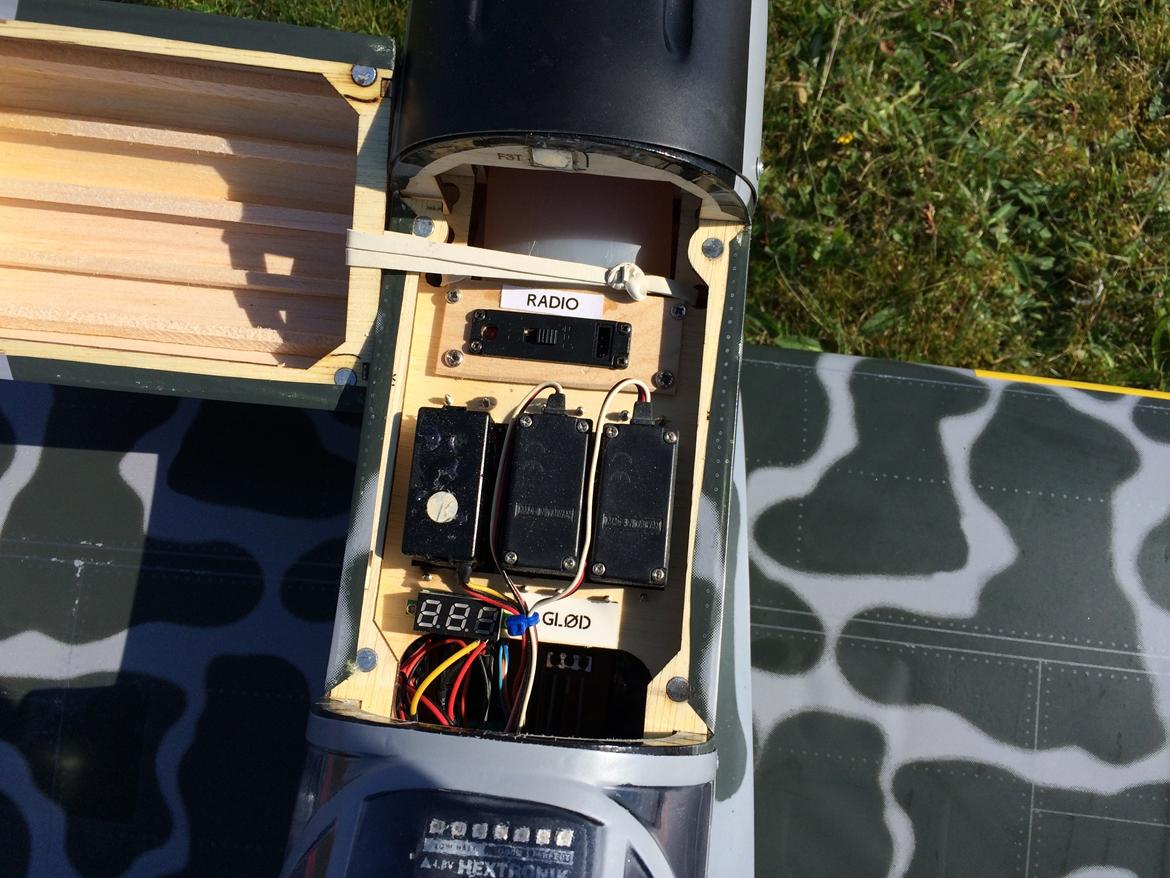 Fly Kawasaki Ki 61 - Cover holdt på via magneter. Gummibånd er som sikkerhed billede 9