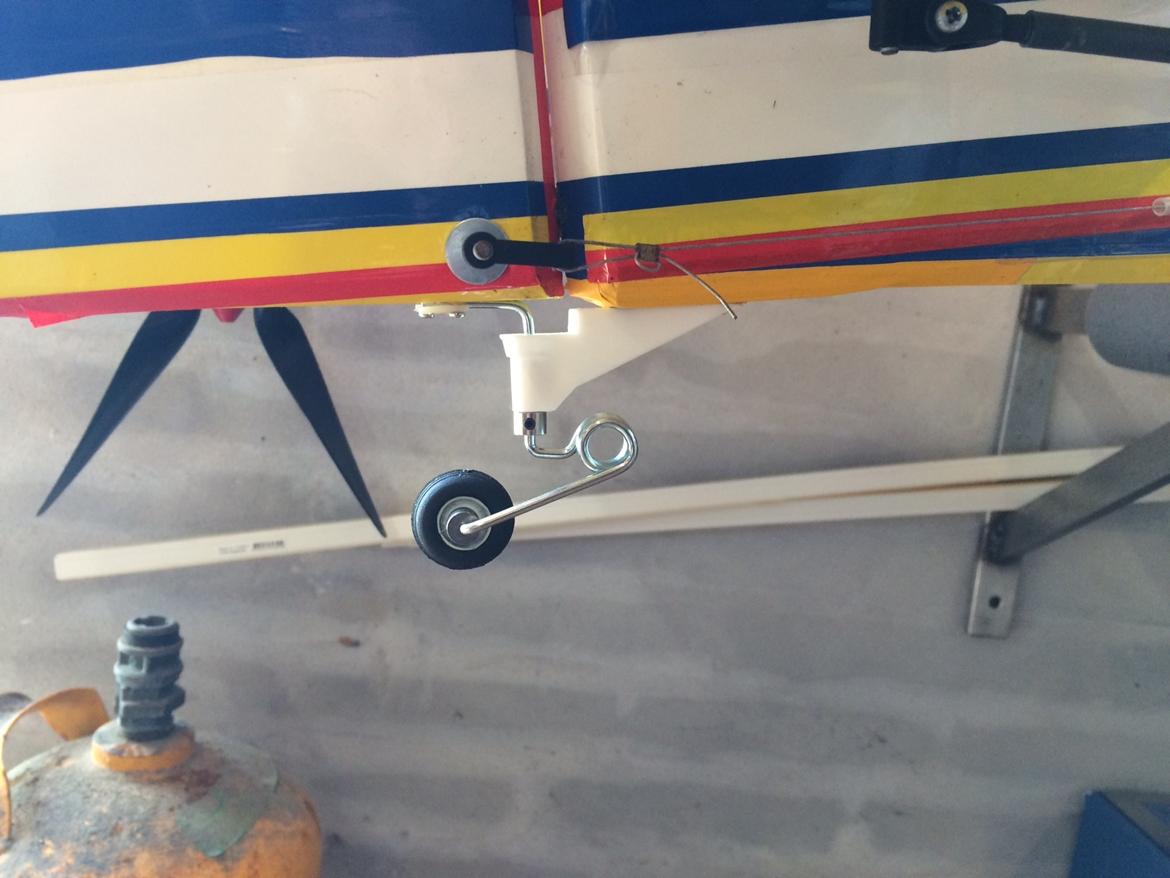 Fly Extra 300 - Den er ikke "født" med dette her halehjul, men det orginale var ikke stærkt, så det her kan bruges midlertidigt til jeg får lavet noget andet. billede 11
