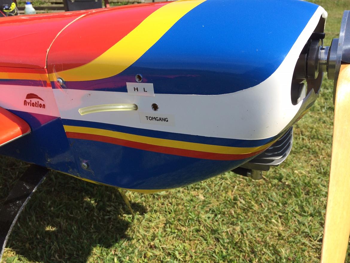 Fly Extra 300 - Muligt at komme til justerings skruer kan sgu' aldrig huske hvad er H og L derfor mærke billede 9