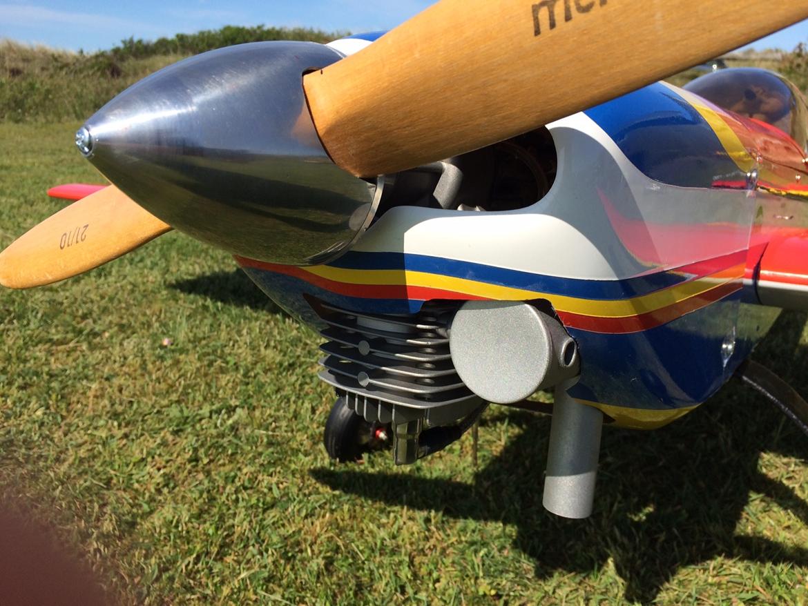 Fly Extra 300 - Den 55 ccm motor passer fint, måtte dog lave lidt tilpasning på cover men det er jo normalt billede 8