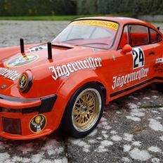 Bil Tamiya Porsche 934 TA02SW (40 års jubilæumsudgave)