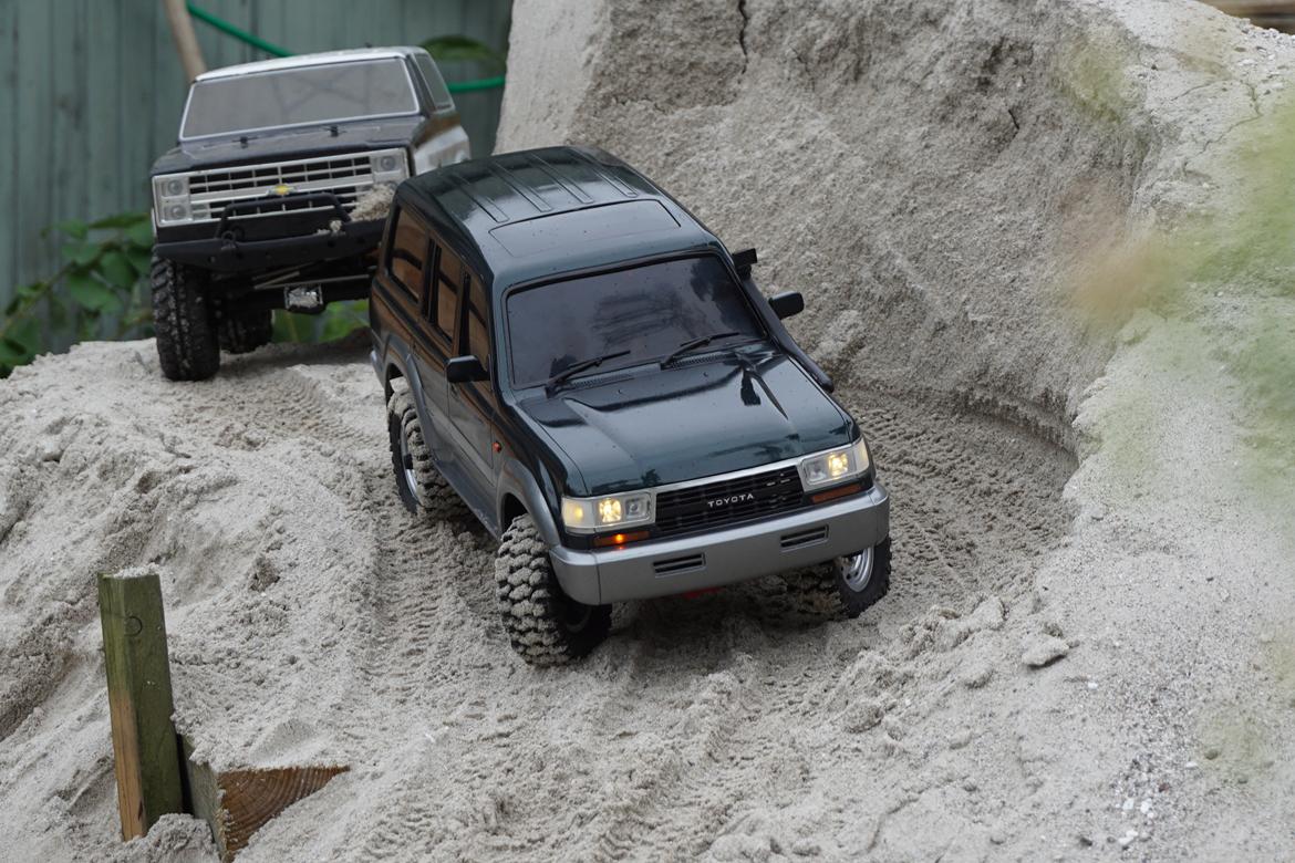 Off-Roader Axial scx10 II Toyota Land Cruiser 80 "skrottet" - før ombygning og blinklys aktiveret billede 28