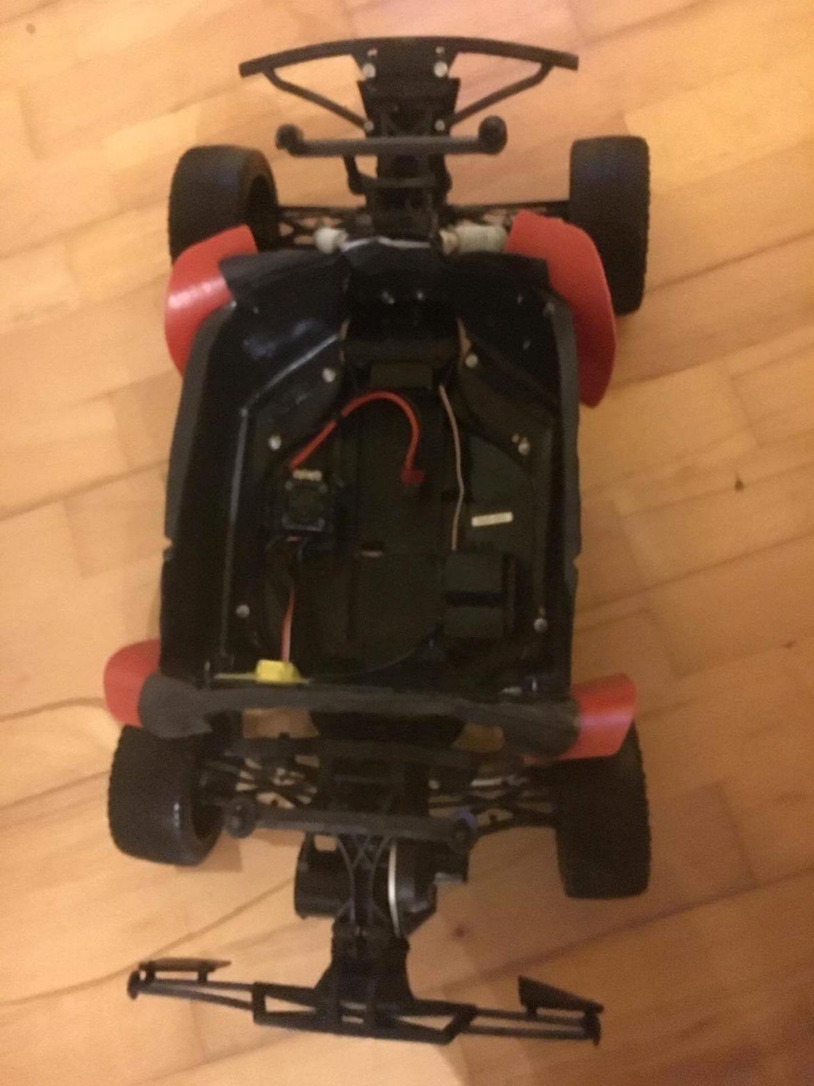 Bil HPI BLITZ FLUX  - En Blitz er vandtæt men der er ting som bla servo og blæser der ikke har godt af knasende mudder.. Derfor har jeg lavet et lukket "undertray"  ud af en plastik kasse der viste sig nem at forme med en varmeblæser. billede 5