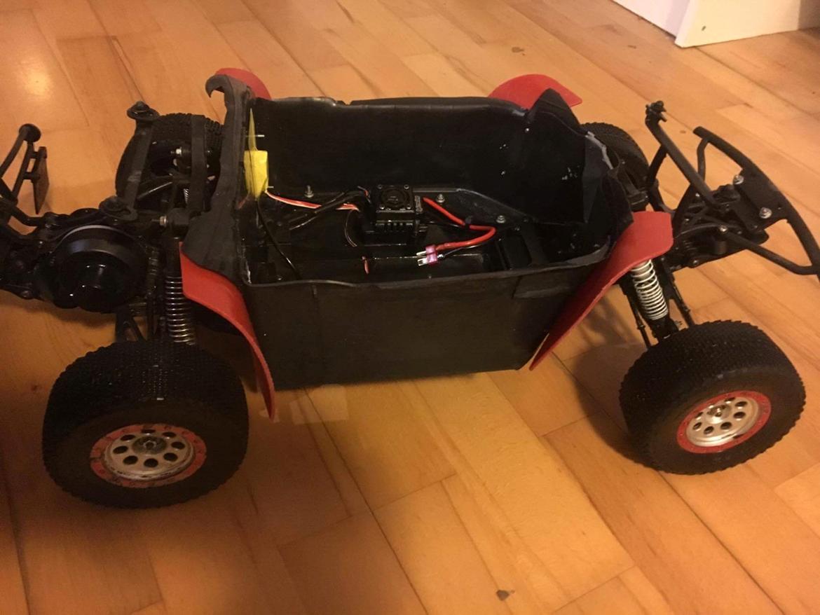 Bil HPI BLITZ FLUX  - Her kan man se custom inderskærme i formbart plast, de længere dæmpere foran og få en fornemmelse af hvor langt støddæmperene er flyttet for at få max vandring og progressiv fjedring  billede 6