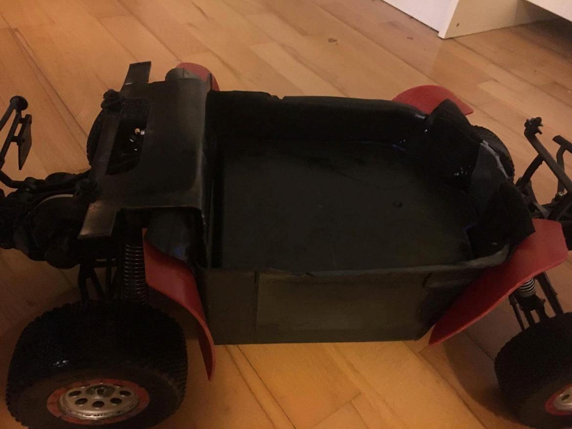 Bil HPI BLITZ FLUX  - et låg sikrer at det der sku komme ind ikke lander lige i mekanikken. Der er selvfølgelig åbninger til at få kold luft ind og varm luft ud.   (Næste projekt :Låget skal samtidig danne base for sæder til chauffør og navigatør😀) billede 7