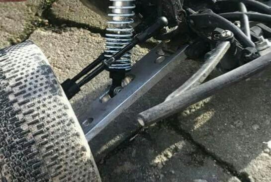 Bil HPI BLITZ FLUX  - Efter et møde med et træ der kostede den højre bærearm måtte jeg lige i værkstedet.  Det blev til custom arme i 5mm alu. Lidt længere og støddæmper punktet flyttet  billede 8