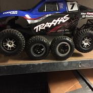 Off-Roader Traxxas slash 4*4 e-revo 2.0 e-revo 1/8