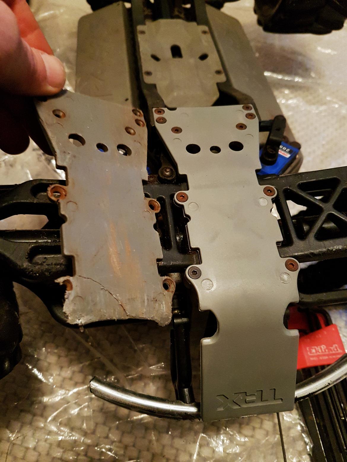 Off-Roader Traxxas E-Maxx - Ny skid plate var tiltrængt.  billede 19