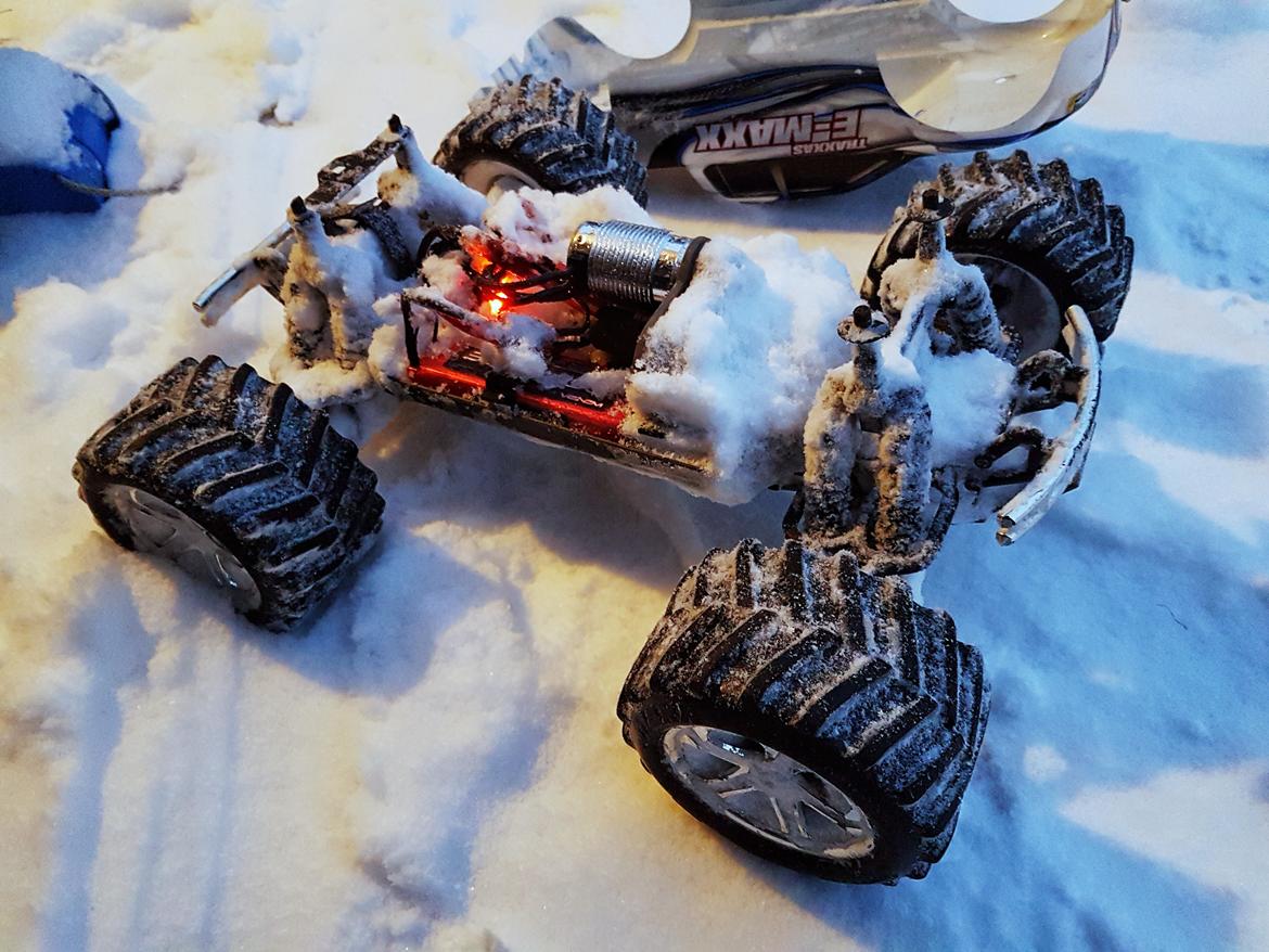Off-Roader Traxxas E-Maxx - Og *derfor* har man kun vandtæt elektronik. Dusty Motors shroud er bestilt. billede 10