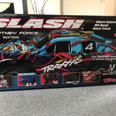 Bil Traxxas slash Courtney Force Edition