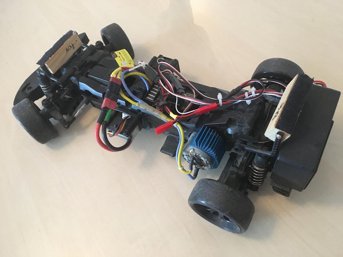 Bil HBX - Jeg nænnede ikke at lave huller i karossen, så 2 stks træklodser med velcro på, voila! billede 8