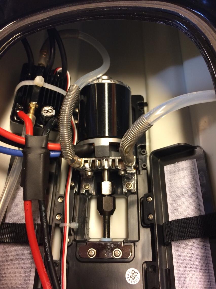 Båd HydroPro Inception - Sådan kom den, bemærk den ene køleslange lå tæt op ad motor, tror den ville slide hul i den, så er flyttet billede 6