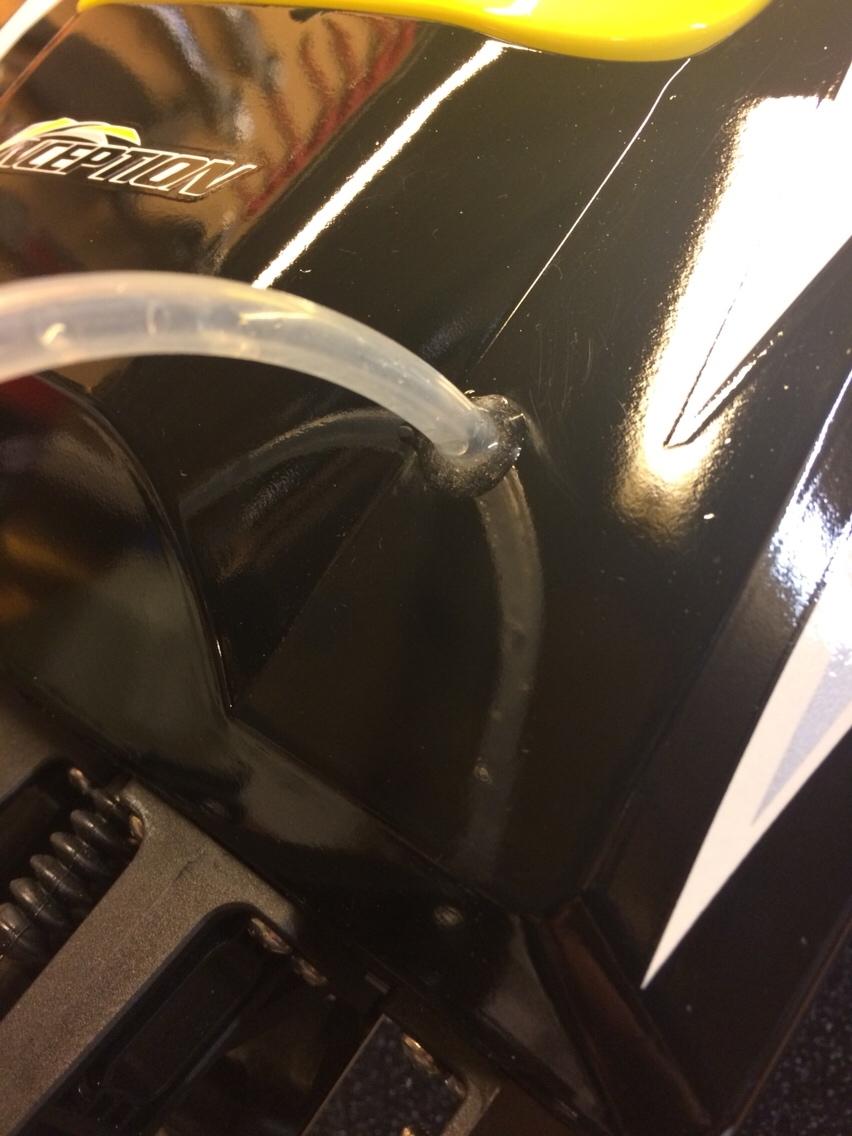 Båd HydroPro Inception - Der var muligvis en lille vandindtregning ved køleslangen så brugte lidt epoxylim til at tætne. billede 36