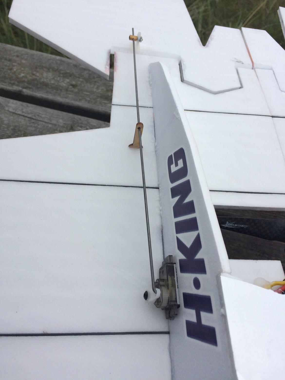 Fly H-King F-35 - Små træ "støtter" til ror stang den var med i sættet billede 16