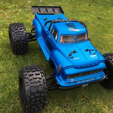 Truck Arrma Notorious 6S BLX Stunt Truck