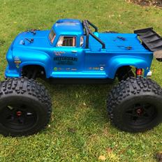Truck Arrma Notorious 6S BLX Stunt Truck