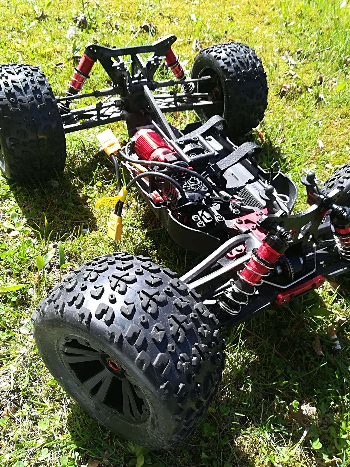 arrma kraton vs e revo