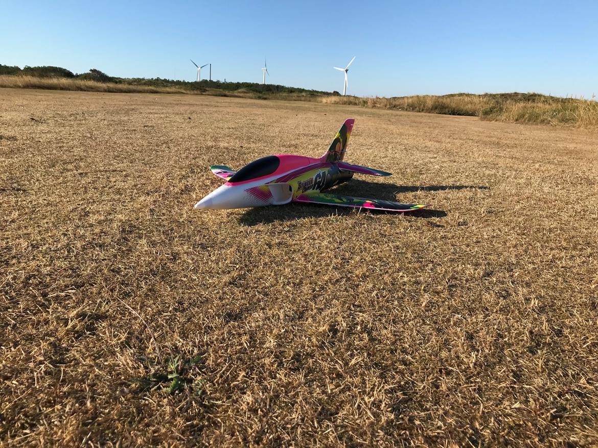 Fly Stinger 64 MK2 4S EDF Sport Jet  - Lige landet efter første tur, i super sommer vejr. (bemærk meget tør bane mangler lidt vand) billede 2