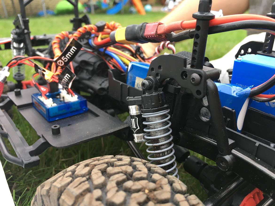 Truck SCX10-II - 2000 Jeep Cherokee - Builder´s Kit - og den anden ende... gør afjedringen ekstra blød og lader akslerne vandre  billede 22