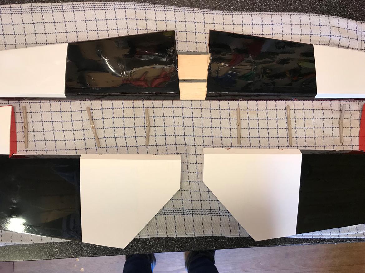 Fly Edge 540 35 ccm Goldwing - Hænglser blev limet med 5 min epoxy lim billede 9