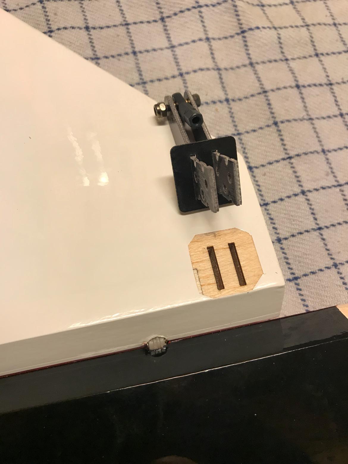 Fly Edge 540 35 ccm Goldwing - rorhor også limet med 5 min epoxy lim. Husk at film skal fjernes så lim er på balsatræet billede 11