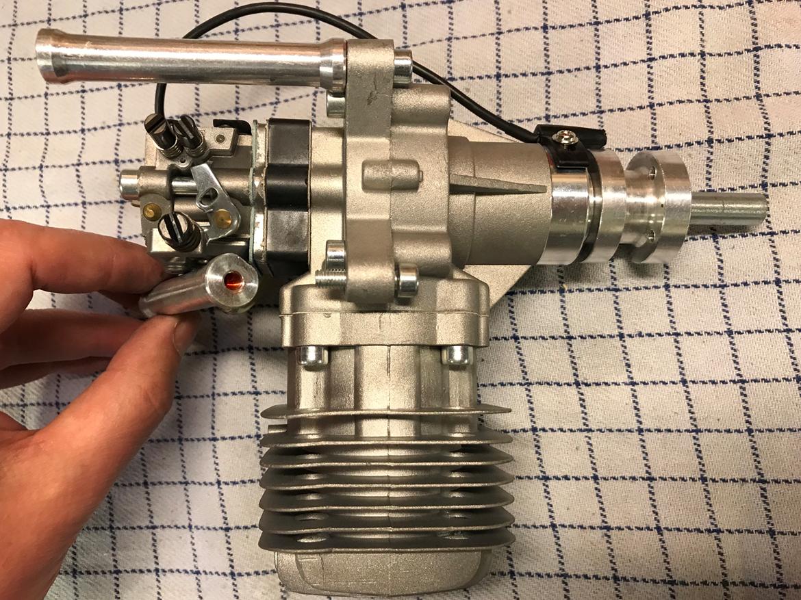 Fly Edge 540 35 ccm Goldwing - Jeg bruger altid loctite gevindsikring 242 til alle bolte mm billede 13